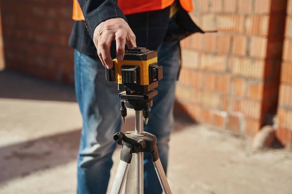 Utiliser un laser rotatif sur le chantier : guide pratique