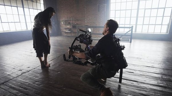 Comment les thèmes mythologiques sont-ils revisités dans le théâtre français moderne ?